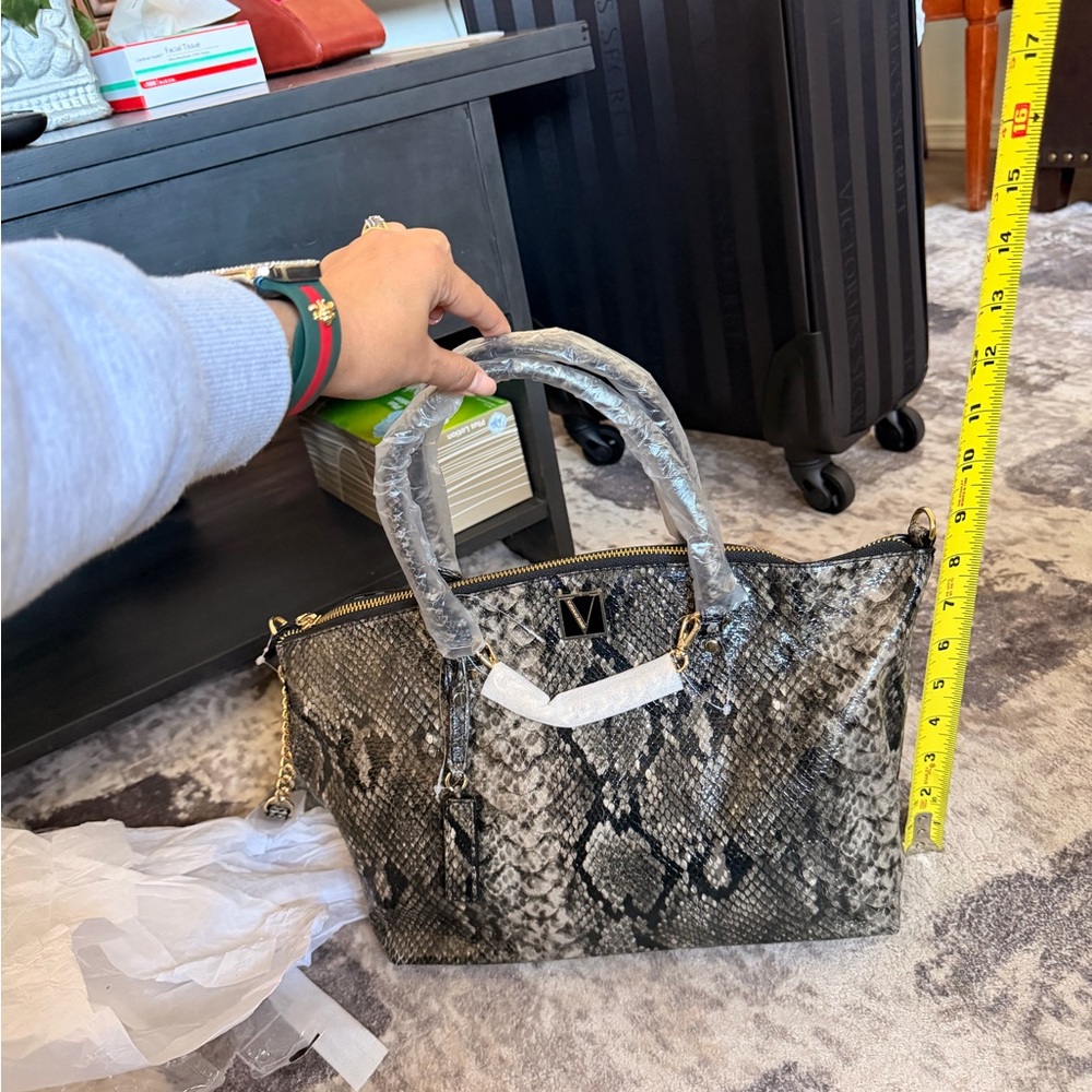 Brand new ⚠️ Victoria's Secret Gray Snake-Print Tote with Gold Hardware - Picture 7 of 8